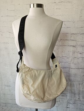 Baggu Medium Crescent Nylon Crossbody Bag Cream Black